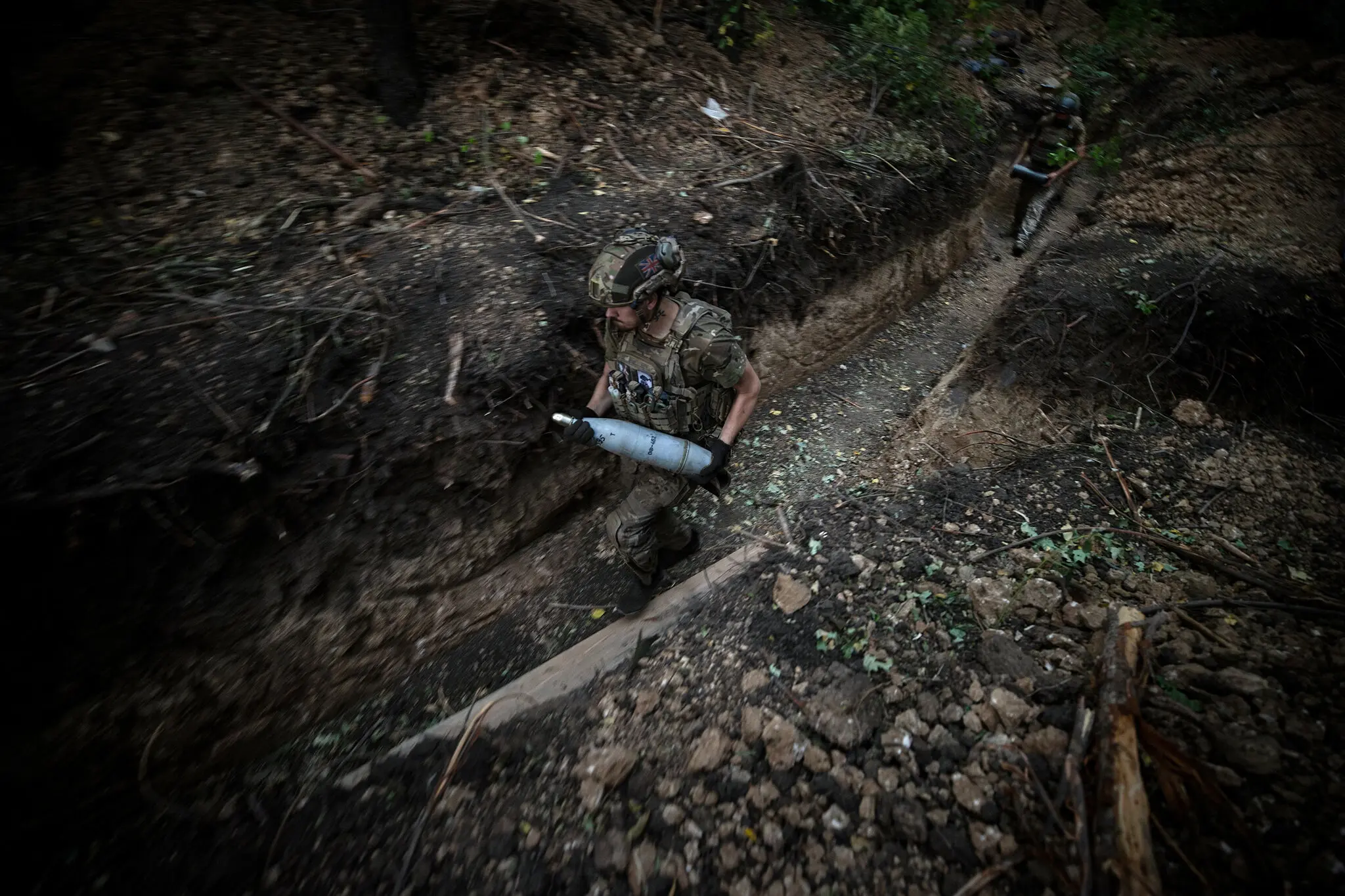 Бійці 95-ї окремої десантно-штурмової бригади несуть артилерійські снаряди під Торецьком.